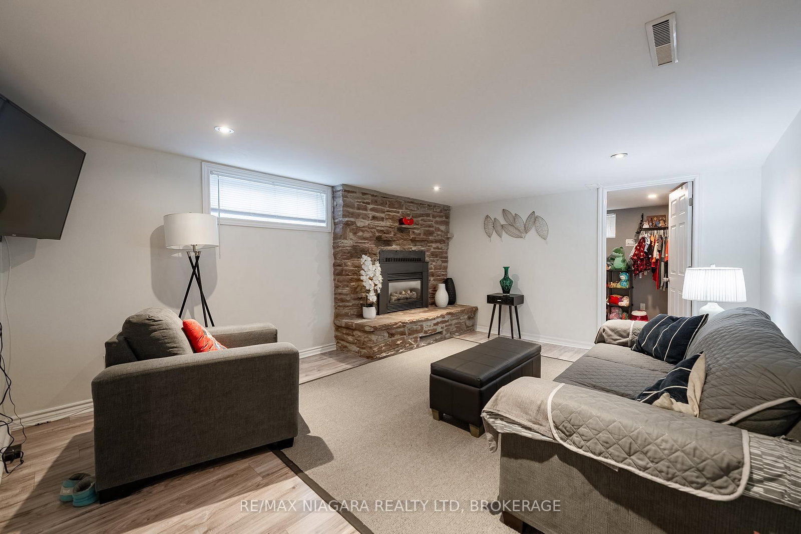 Detached House for sale at 63 Moffatt Street, St. Catharines, Ontario, L2P 2L5 - Oakdale - MLS: X12967596