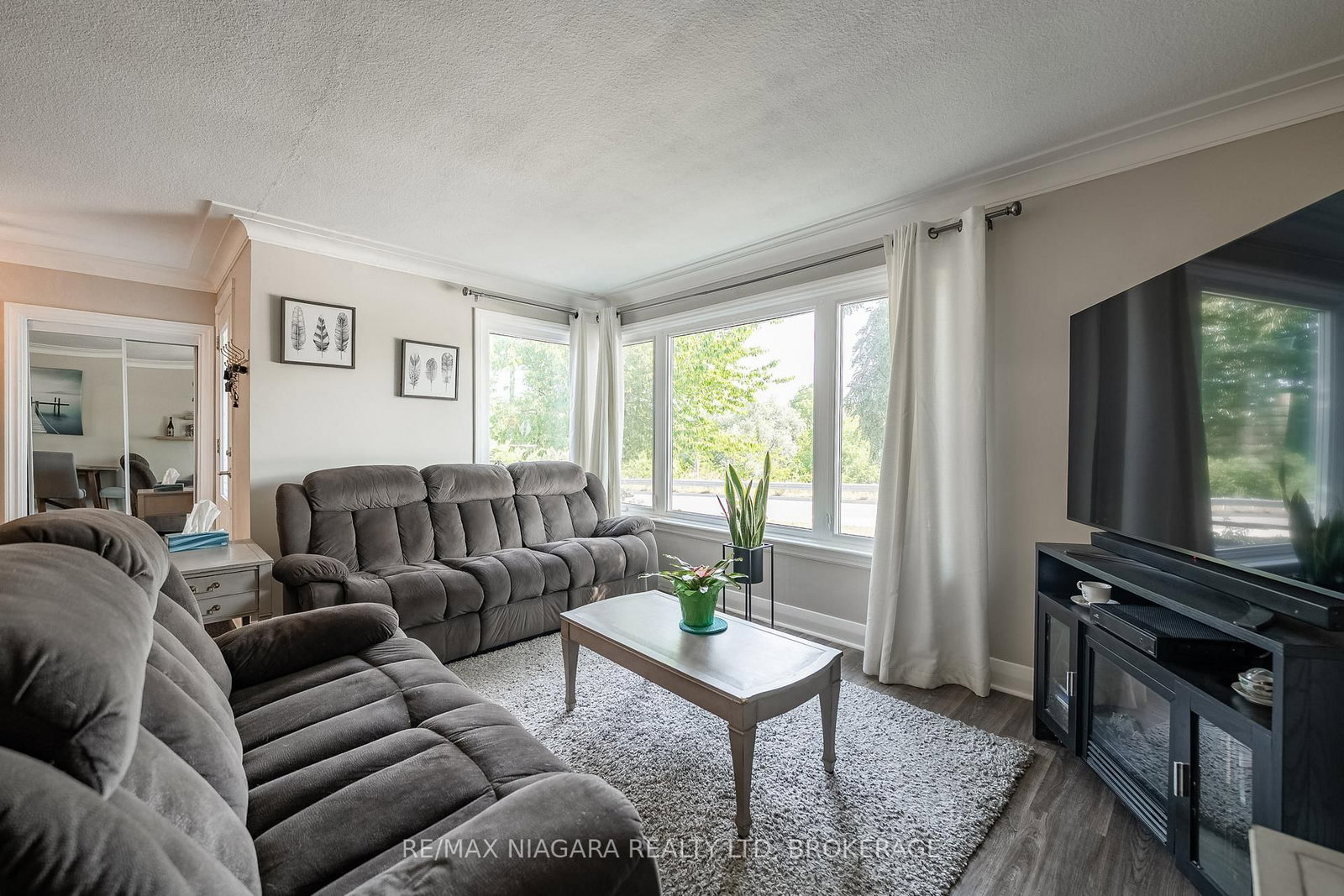 Detached House for sale at 63 Moffatt Street, St. Catharines, Ontario, L2P 2L5 - Oakdale - MLS: X12967596