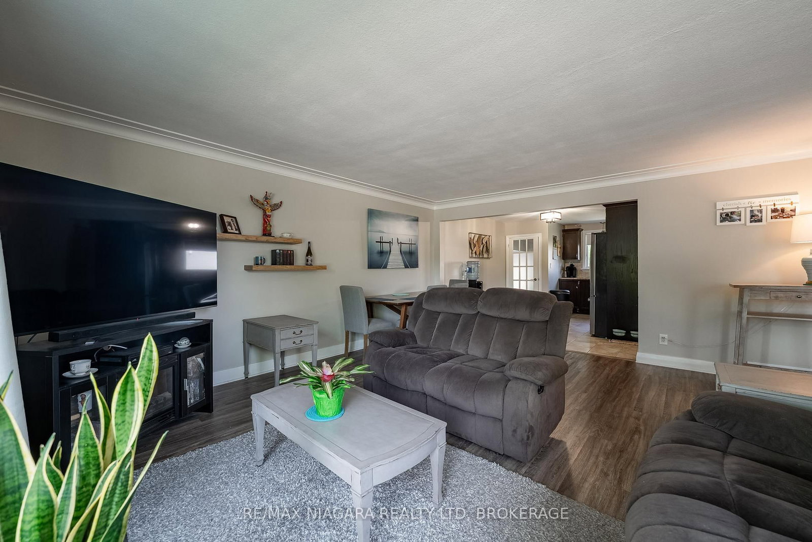 Detached House for sale at 63 Moffatt Street, St. Catharines, Ontario, L2P 2L5 - Oakdale - MLS: X12967596