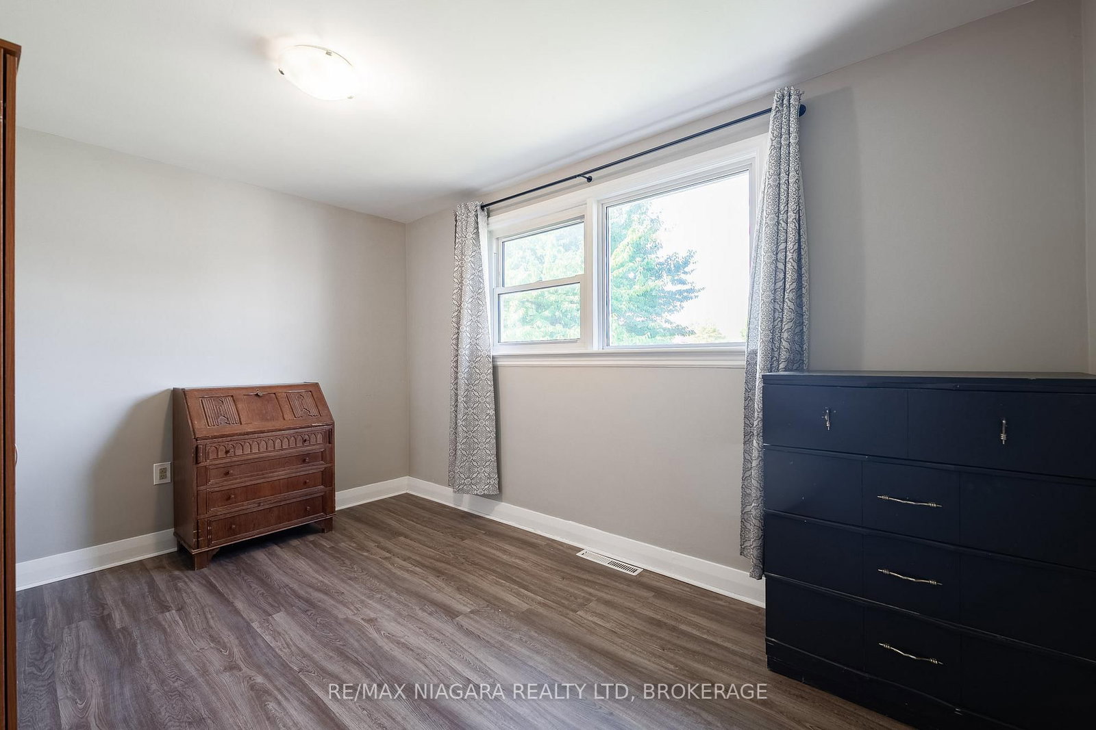 Detached House for sale at 63 Moffatt Street, St. Catharines, Ontario, L2P 2L5 - Oakdale - MLS: X12967596