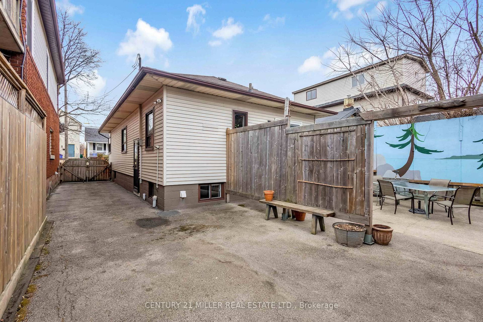 Detached House for sale at 135 Macaulay Street, Hamilton, Ontario, L8L 3X5 - North End - MLS: X12968868