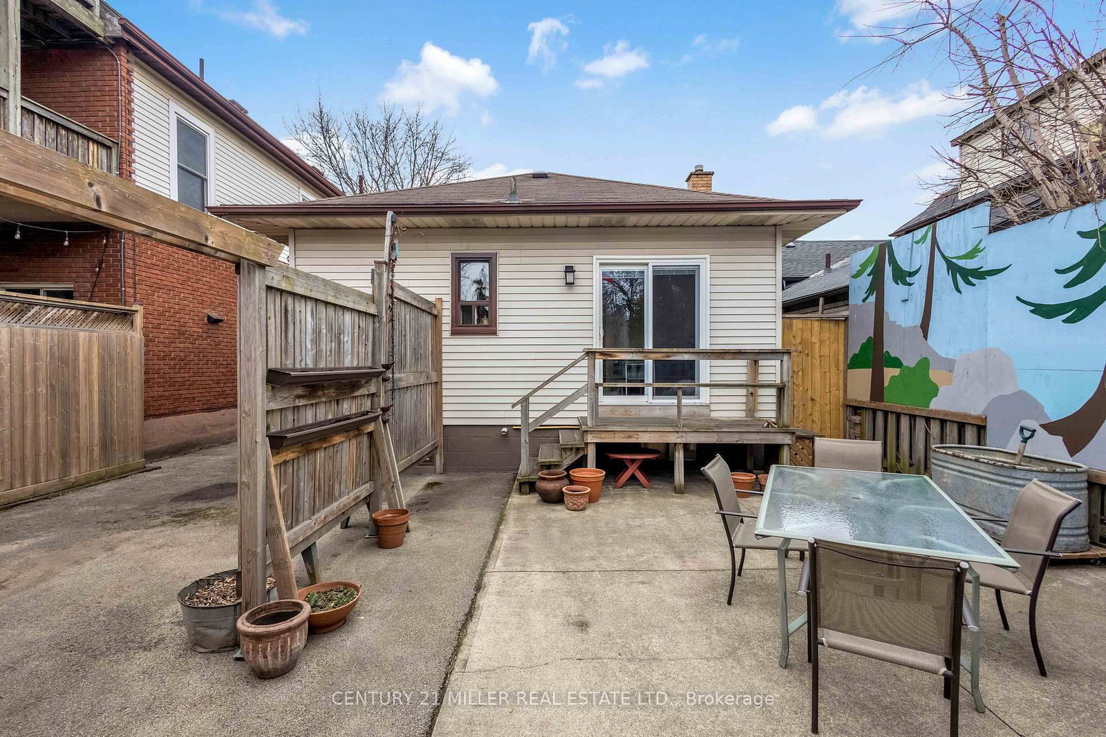 Detached House for sale at 135 Macaulay Street, Hamilton, Ontario, L8L 3X5 - North End - MLS: X12968868