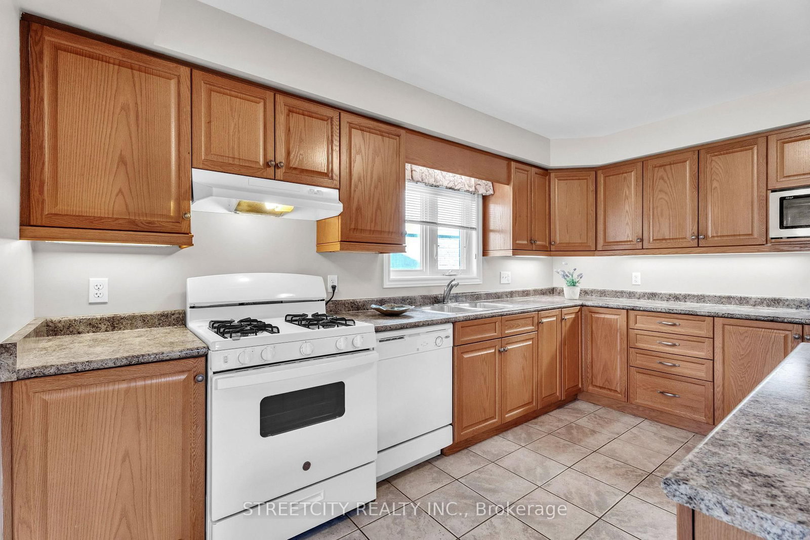 Detached House for sale at 546 MAPLEWOOD Lane, London North, Ontario, N6H 0A7 - North M - MLS: X12969208