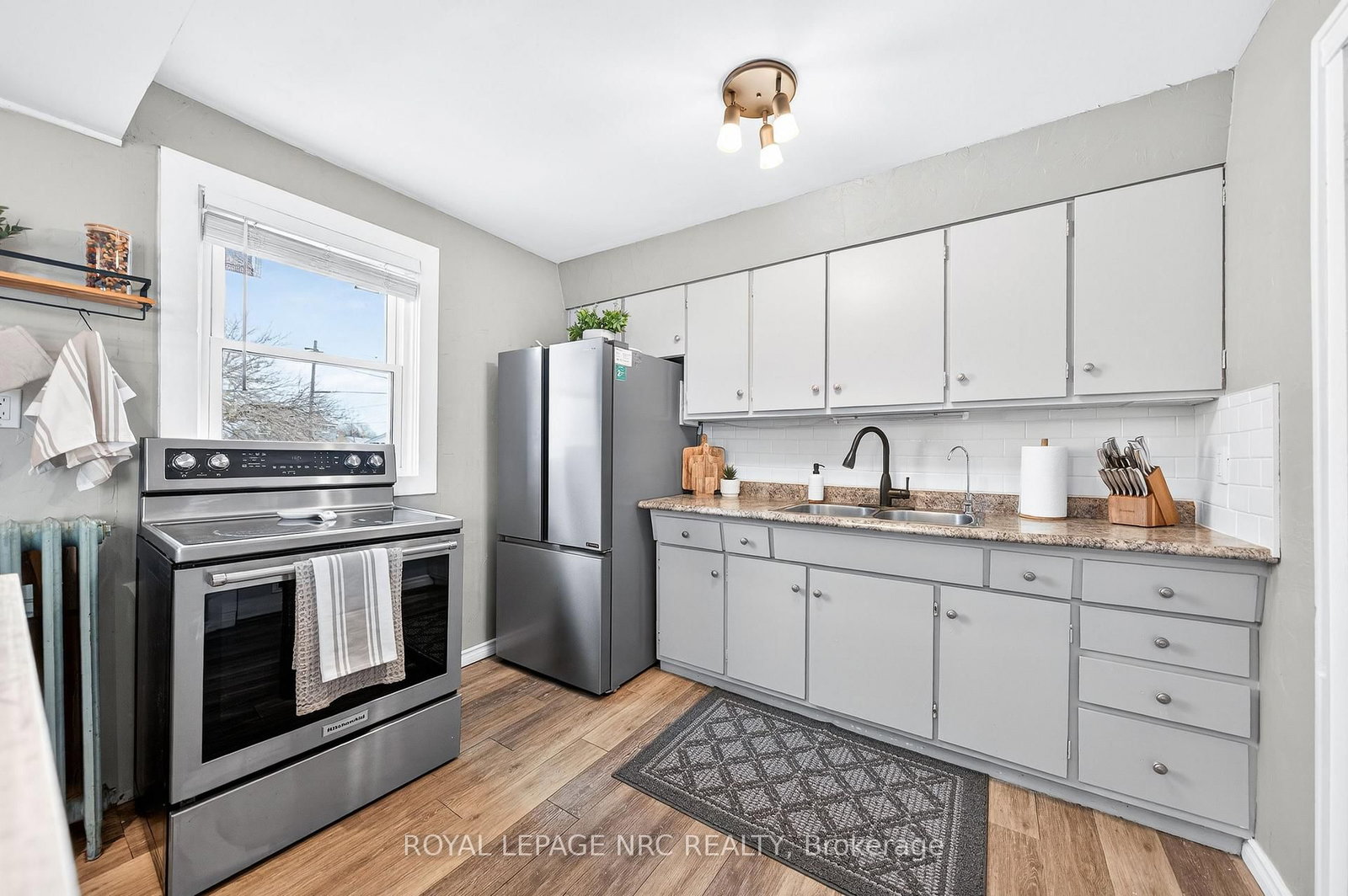 Detached House for sale at 23 Pinecrest Avenue, St. Catharines, Ontario, L2T 1C6 - Burleigh Hill - MLS: X12969216