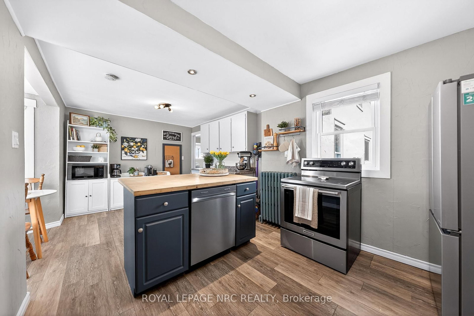 Detached House for sale at 23 Pinecrest Avenue, St. Catharines, Ontario, L2T 1C6 - Burleigh Hill - MLS: X12969216