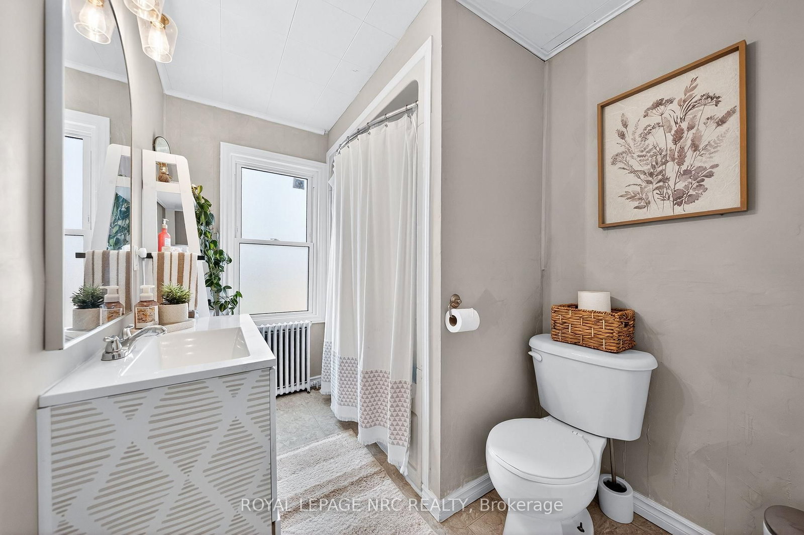 Detached House for sale at 23 Pinecrest Avenue, St. Catharines, Ontario, L2T 1C6 - Burleigh Hill - MLS: X12969216