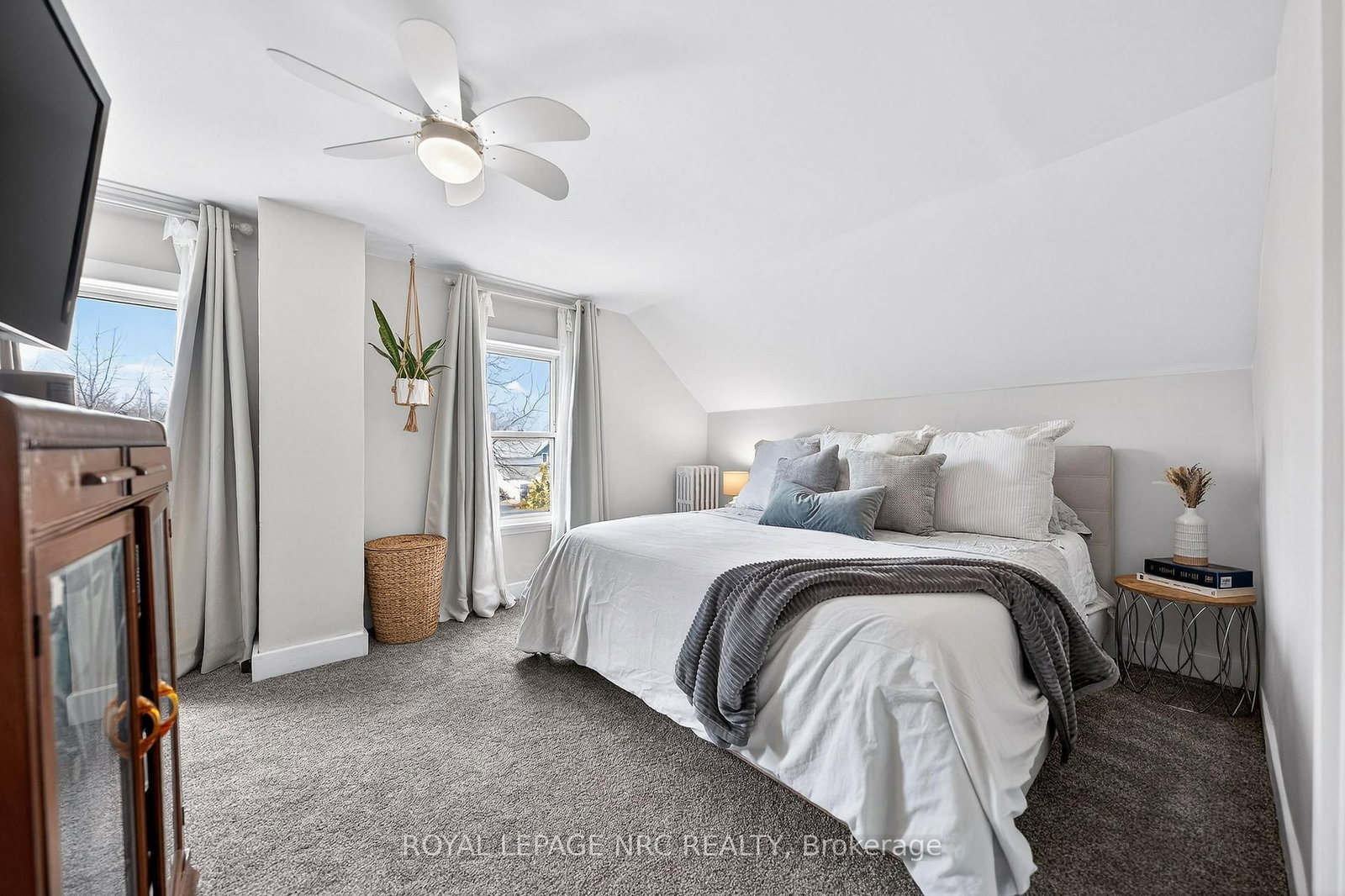 Detached House for sale at 23 Pinecrest Avenue, St. Catharines, Ontario, L2T 1C6 - Burleigh Hill - MLS: X12969216