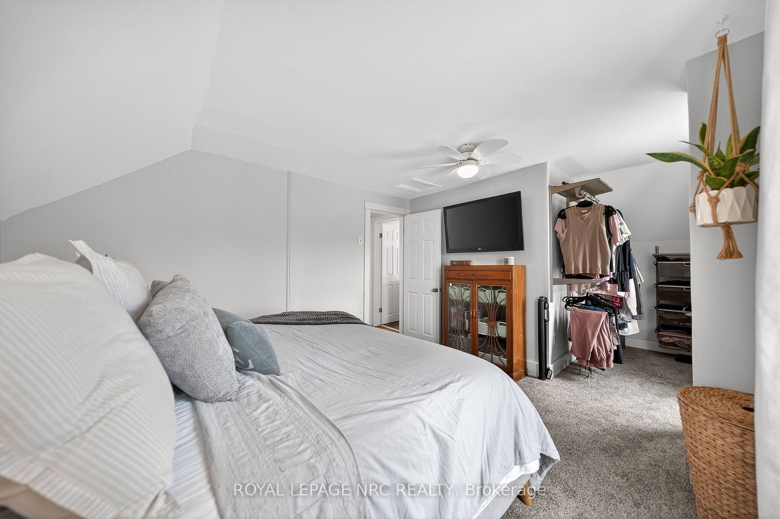 Detached House for sale at 23 Pinecrest Avenue, St. Catharines, Ontario, L2T 1C6 - Burleigh Hill - MLS: X12969216