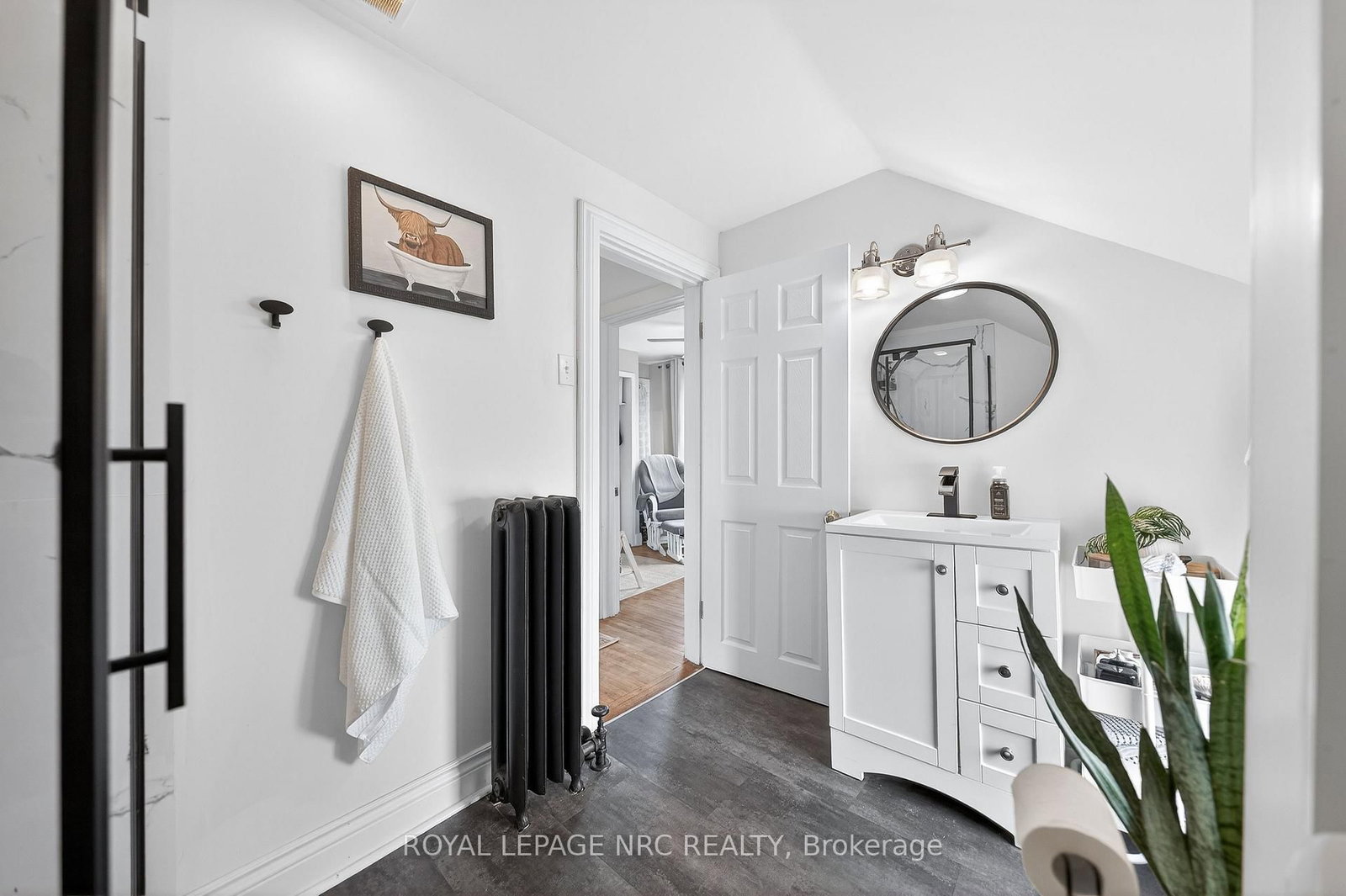 Detached House for sale at 23 Pinecrest Avenue, St. Catharines, Ontario, L2T 1C6 - Burleigh Hill - MLS: X12969216