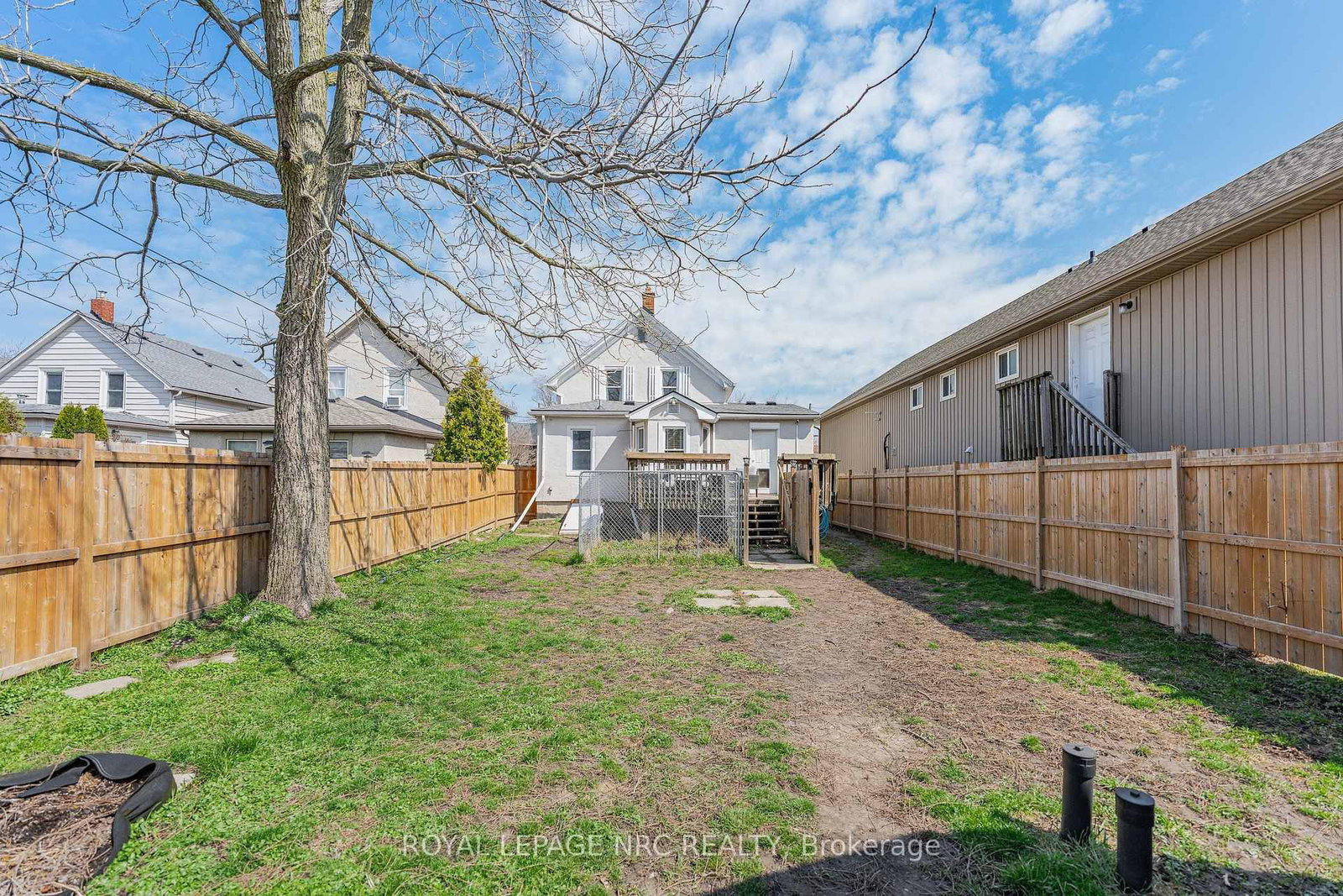 Detached House for sale at 23 Pinecrest Avenue, St. Catharines, Ontario, L2T 1C6 - Burleigh Hill - MLS: X12969216