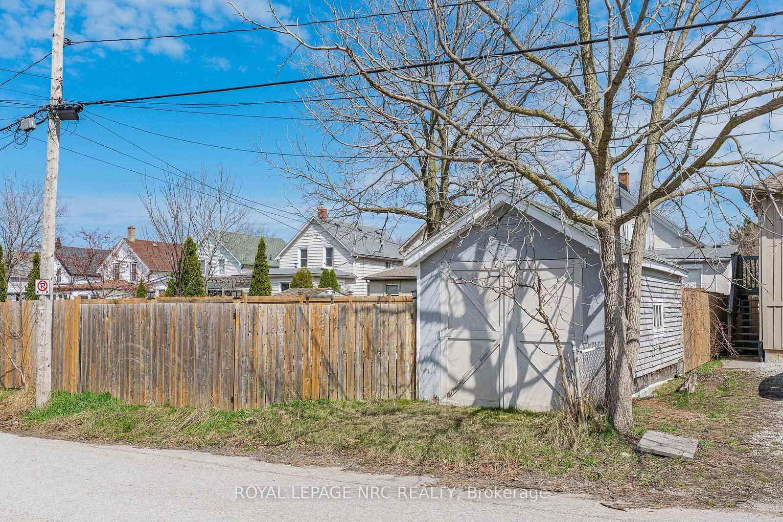 Detached House for sale at 23 Pinecrest Avenue, St. Catharines, Ontario, L2T 1C6 - Burleigh Hill - MLS: X12969216