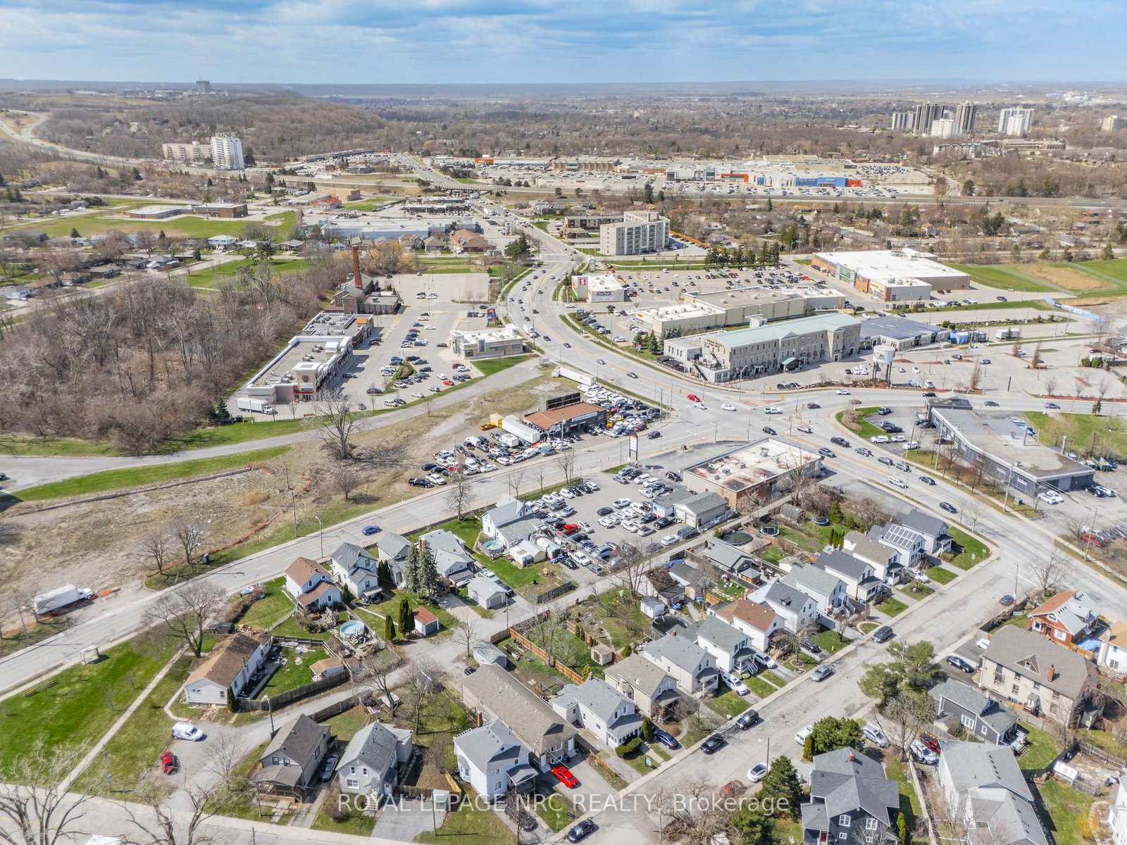 Detached House for sale at 23 Pinecrest Avenue, St. Catharines, Ontario, L2T 1C6 - Burleigh Hill - MLS: X12969216