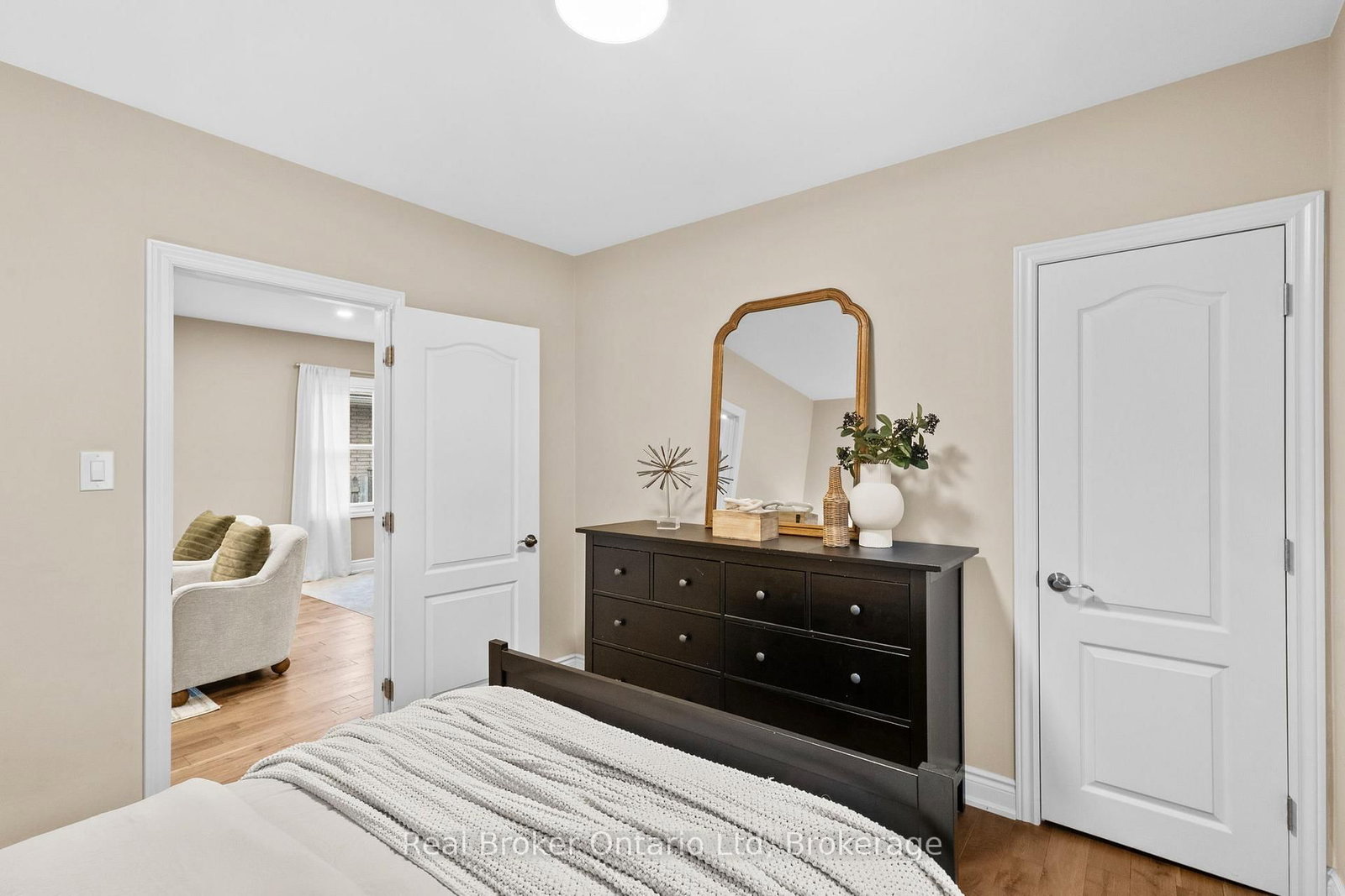 Detached House for sale at 196 Ivon Avenue, Hamilton, Ontario, L8H 5S8 - Normanhurst - MLS: X12969712