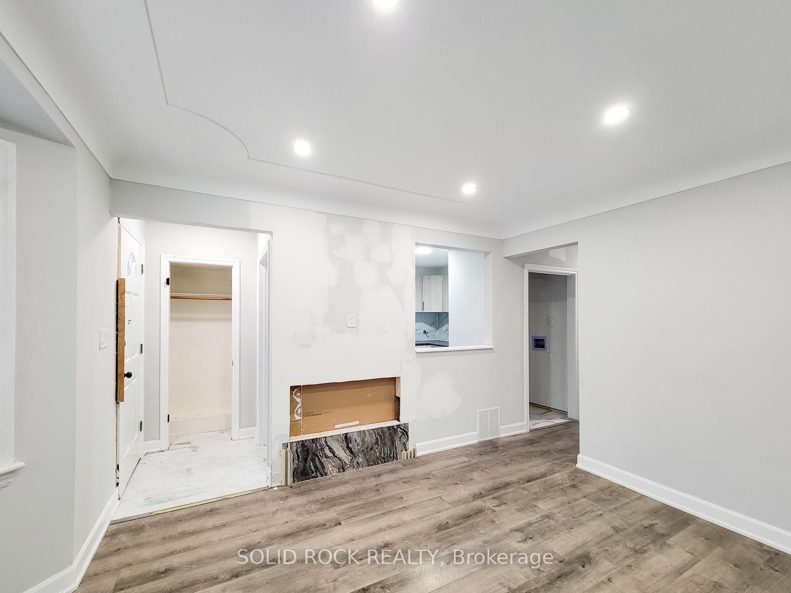 Detached House for sale at 208 East 32nd Street, Hamilton, Ontario, L8V 3S4 - Raleigh - MLS: X12969914