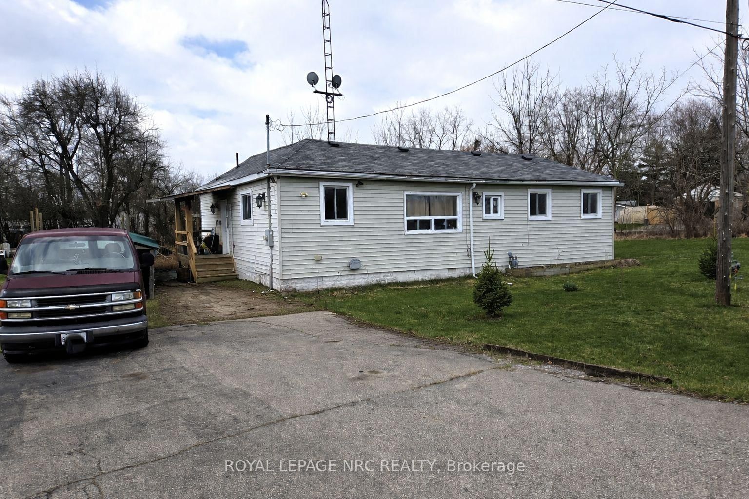 Detached House for sale at 751 Bowen Road, Fort Erie, Ontario, L2A 5M4 - Bowen - MLS: X12969920