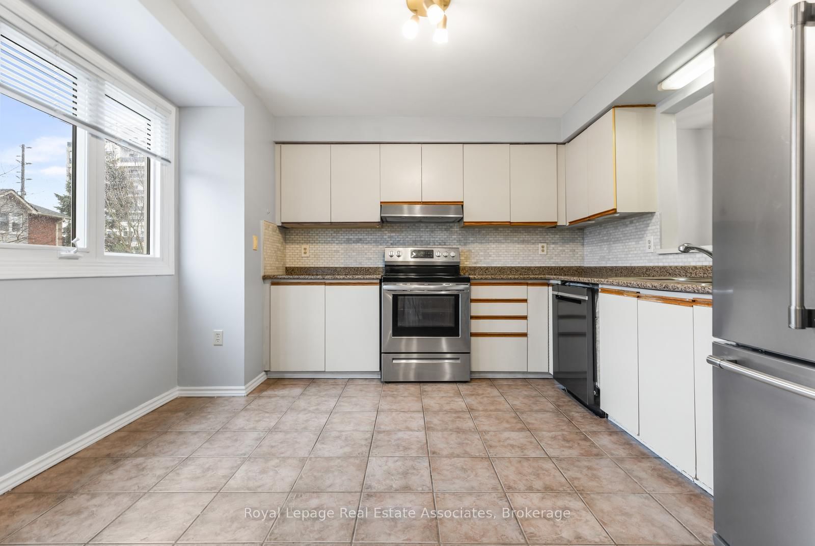 Townhouse for sale at 67-72 Stone Church Road, Hamilton, Ontario, L9B 2H8 - Kernighan - MLS: X12970552