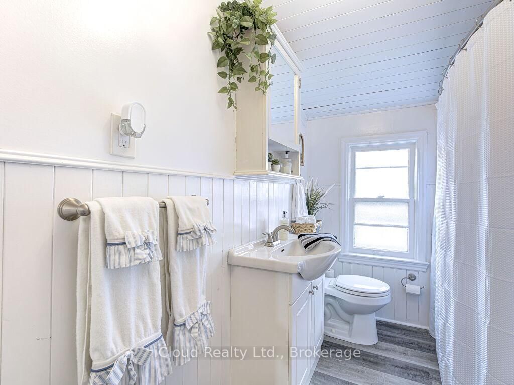 Detached House for sale at 458 Upper Wellington Street, Hamilton, Ontario, L9A 3P4 - Centremount - MLS: X12970588