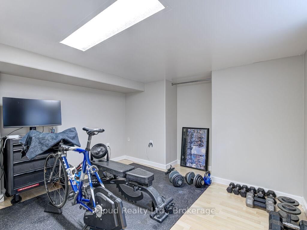 Detached House for sale at 458 Upper Wellington Street, Hamilton, Ontario, L9A 3P4 - Centremount - MLS: X12970588