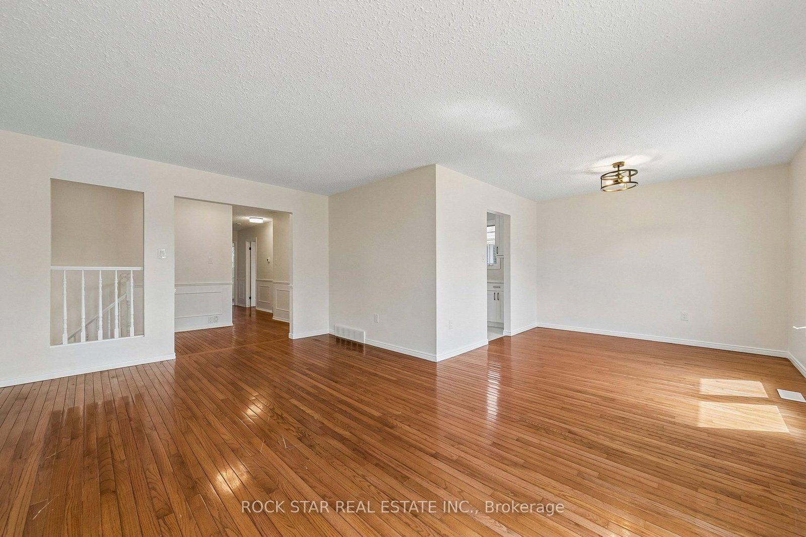 Detached House for sale at 32 Lynwood Drive, Hamilton, Ontario, L8E 3E9 - Stoney Creek - MLS: X12970668