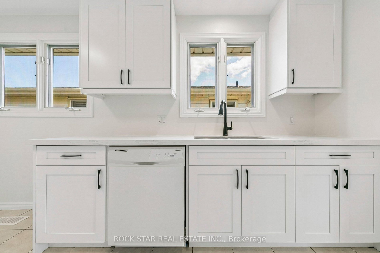 Detached House for sale at 32 Lynwood Drive, Hamilton, Ontario, L8E 3E9 - Stoney Creek - MLS: X12970668