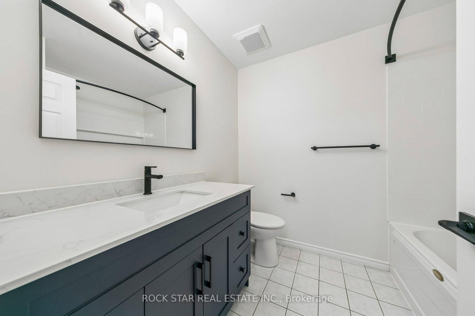 Detached House for sale at 32 Lynwood Drive, Hamilton, Ontario, L8E 3E9 - Stoney Creek - MLS: X12970668