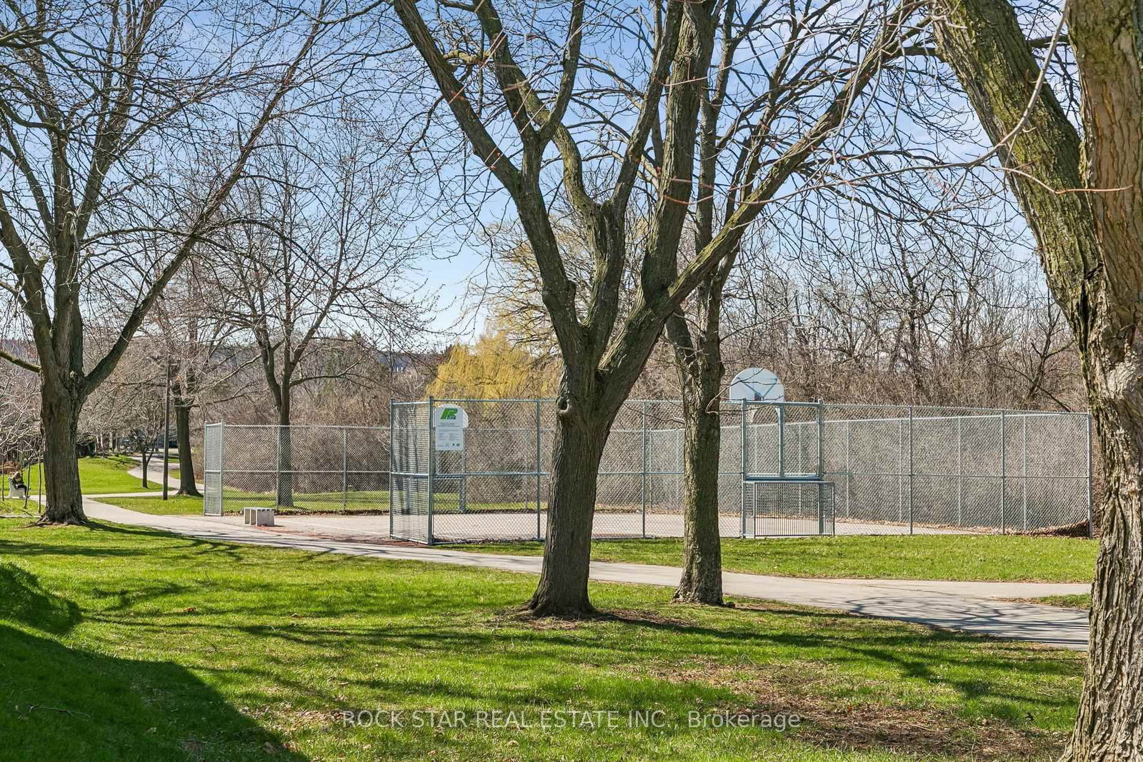 Detached House for sale at 32 Lynwood Drive, Hamilton, Ontario, L8E 3E9 - Stoney Creek - MLS: X12970668