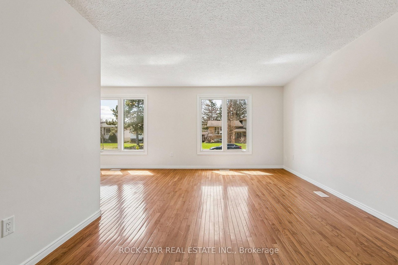 Detached House for sale at 32 Lynwood Drive, Hamilton, Ontario, L8E 3E9 - Stoney Creek - MLS: X12970668