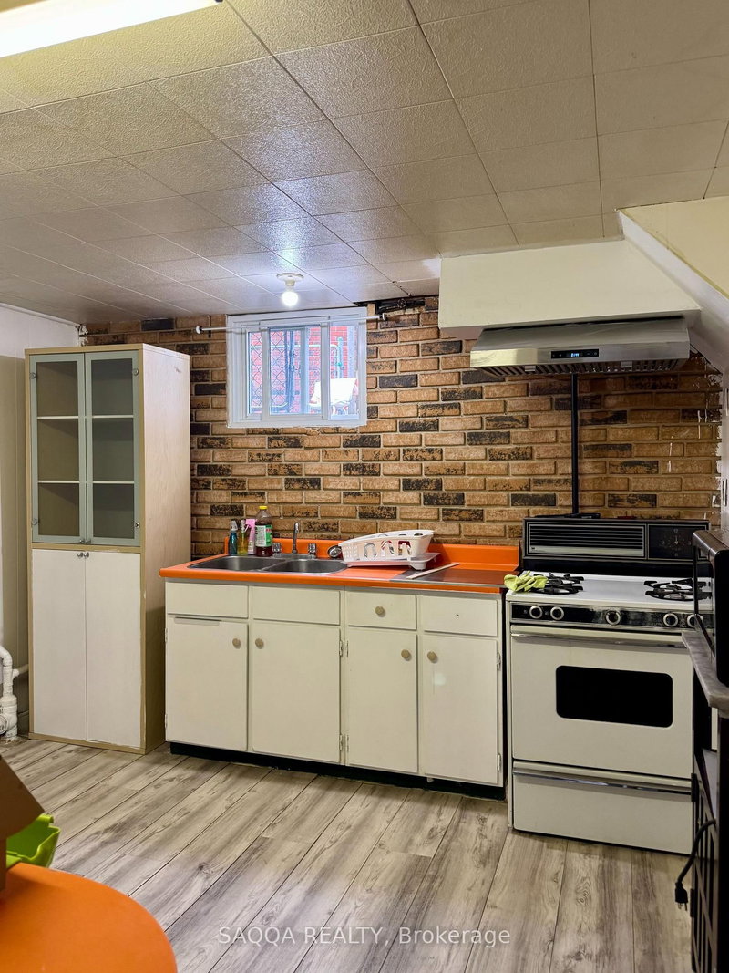 Lower - 7175 Roger Cres, Niagara Falls, L2G 3A6 | Image 2