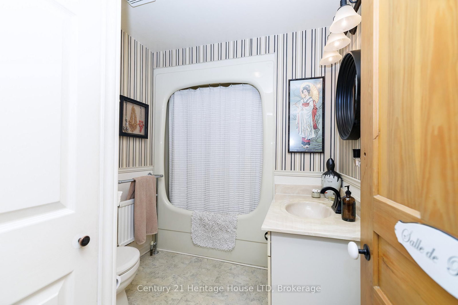 Detached House for sale at 66 Bald Street, Welland, Ontario, L3C 5B9 - Broadway - MLS: X12971090