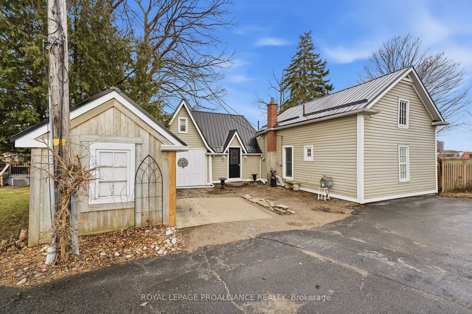 Detached House for sale at 193 Henry Street, Quinte West, Ontario, K8V 3V4 - Trenton Ward - MLS: X12971182