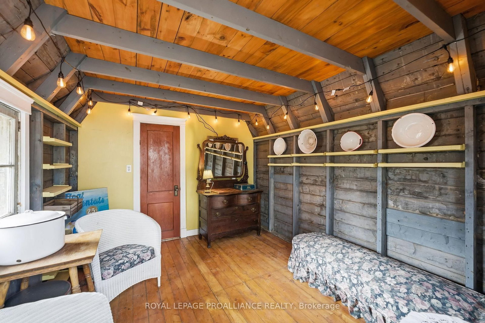 Detached House for sale at 193 Henry Street, Quinte West, Ontario, K8V 3V4 - Trenton Ward - MLS: X12971182