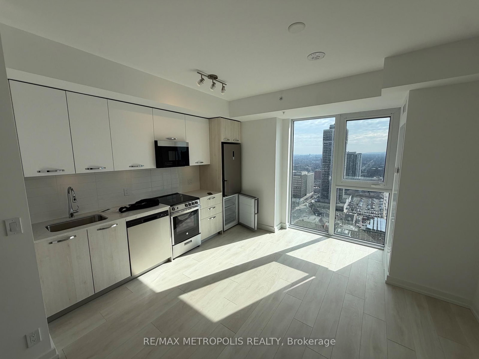 75 James Street S, Unit 2709