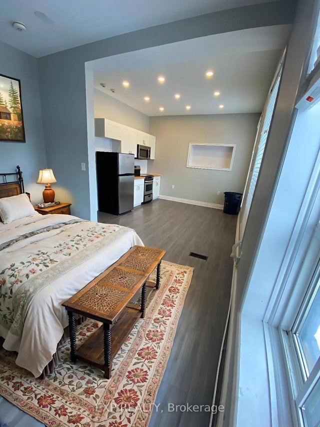 4 - 70 Victoria Avenue S