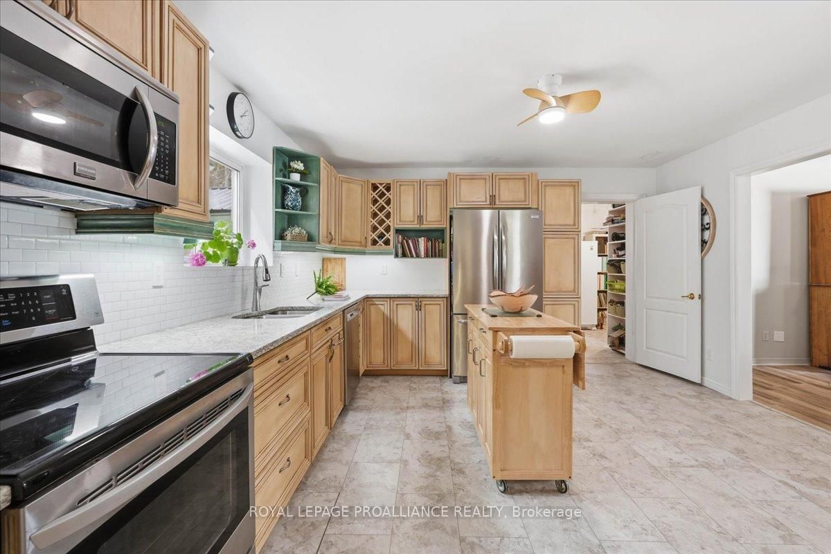 13 Mazinaw Heights Road N