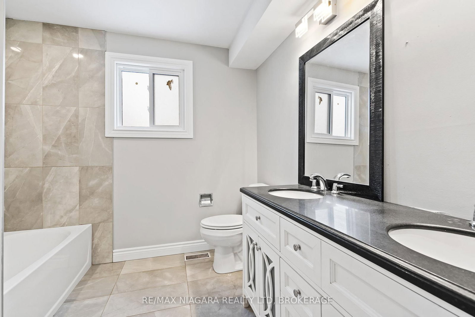 Detached House for sale at 26 Colonial Street, Welland, Ontario, L3C 5W5 - N. Welland - MLS: X12971524