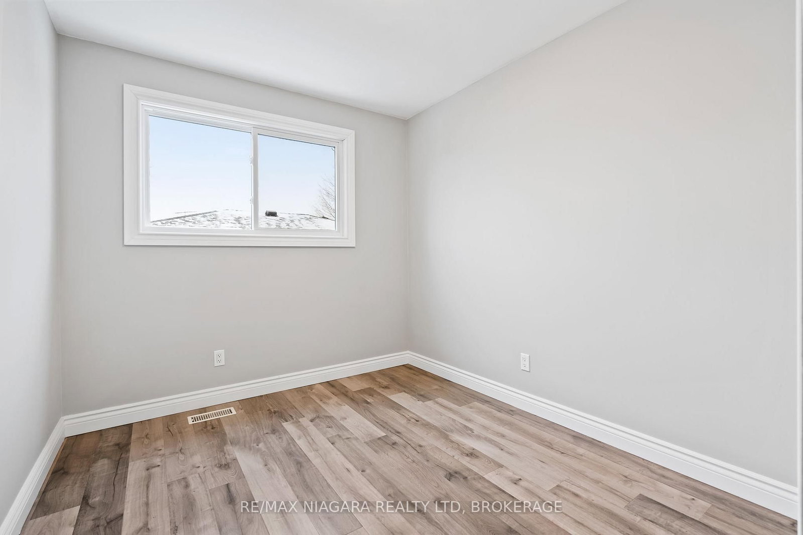 Detached House for sale at 26 Colonial Street, Welland, Ontario, L3C 5W5 - N. Welland - MLS: X12971524