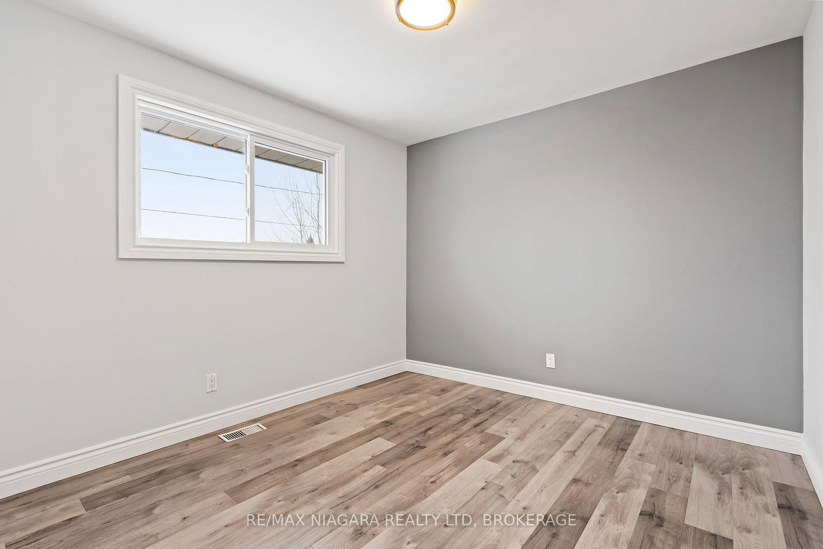 Detached House for sale at 26 Colonial Street, Welland, Ontario, L3C 5W5 - N. Welland - MLS: X12971524