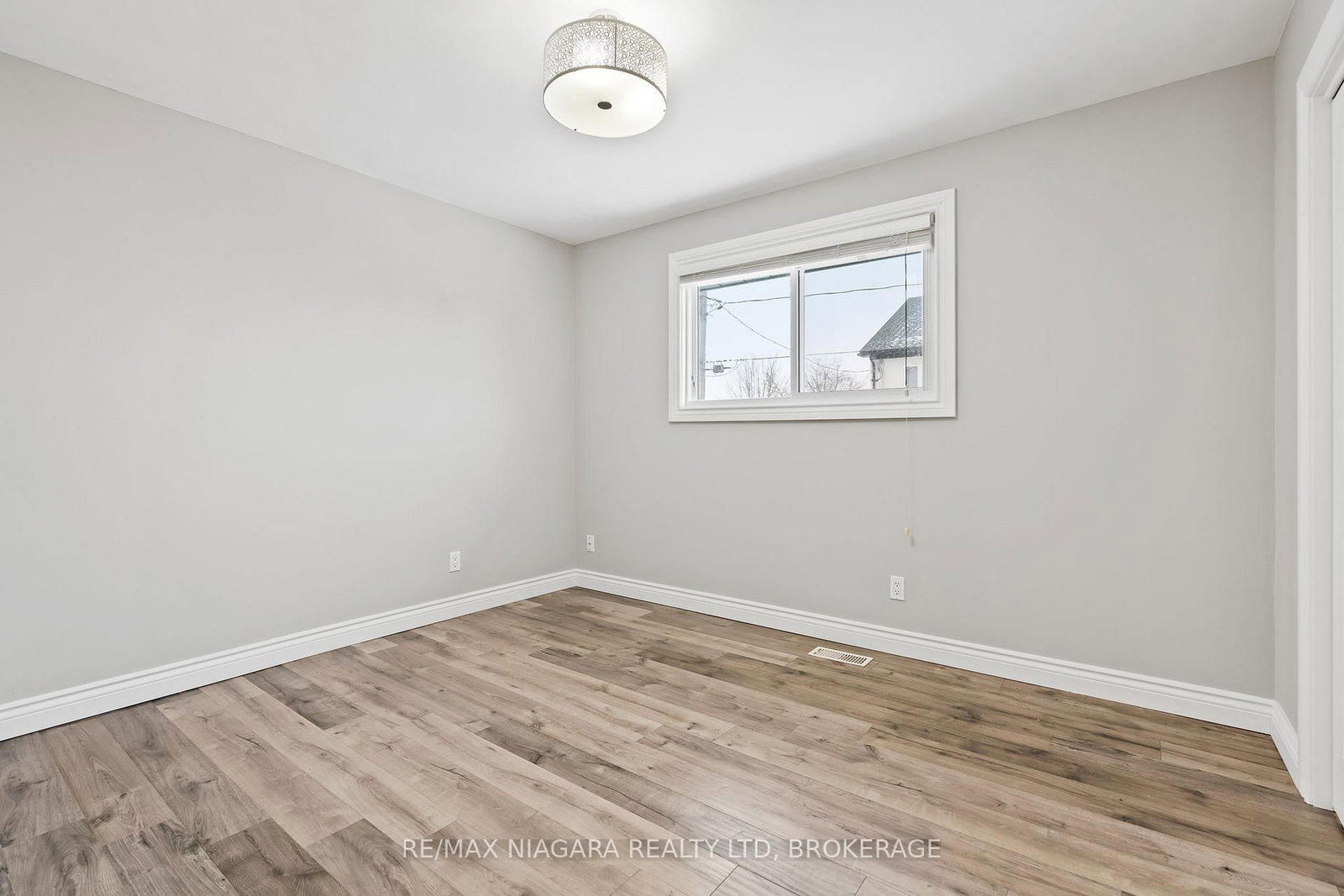 Detached House for sale at 26 Colonial Street, Welland, Ontario, L3C 5W5 - N. Welland - MLS: X12971524