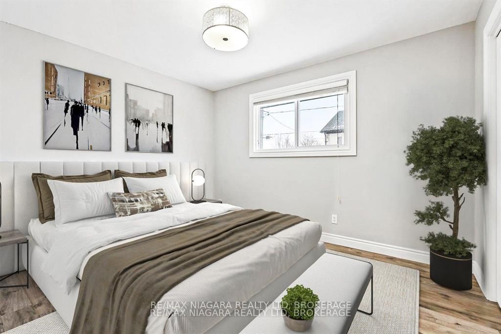 Detached House for sale at 26 Colonial Street, Welland, Ontario, L3C 5W5 - N. Welland - MLS: X12971524