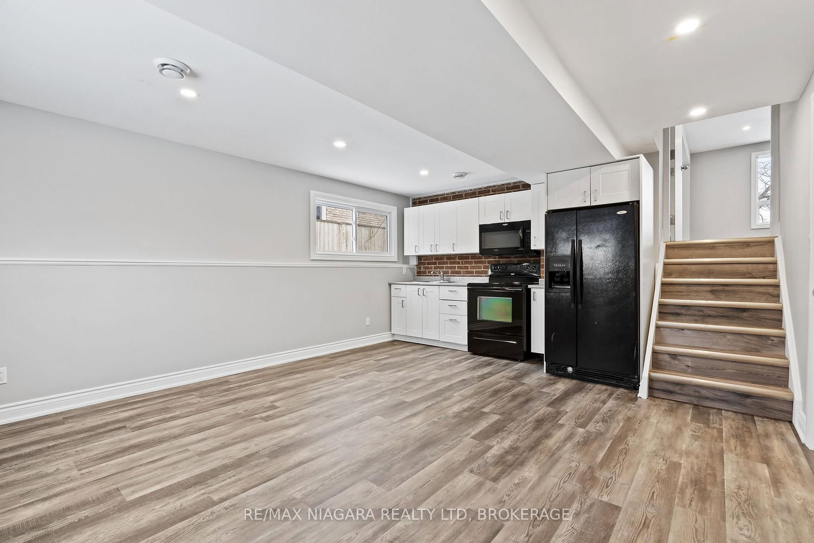 Detached House for sale at 26 Colonial Street, Welland, Ontario, L3C 5W5 - N. Welland - MLS: X12971524