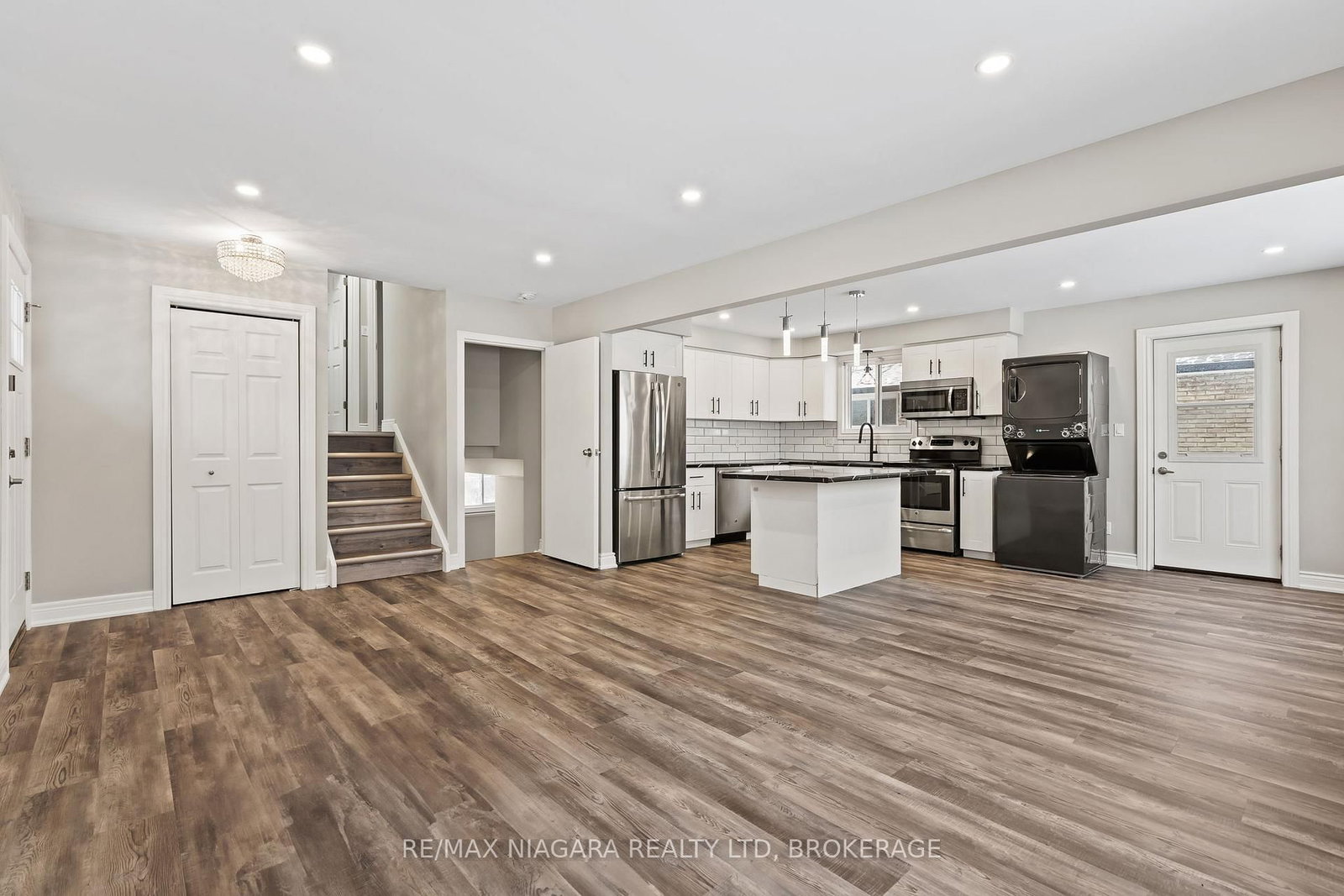 Detached House for sale at 26 Colonial Street, Welland, Ontario, L3C 5W5 - N. Welland - MLS: X12971524