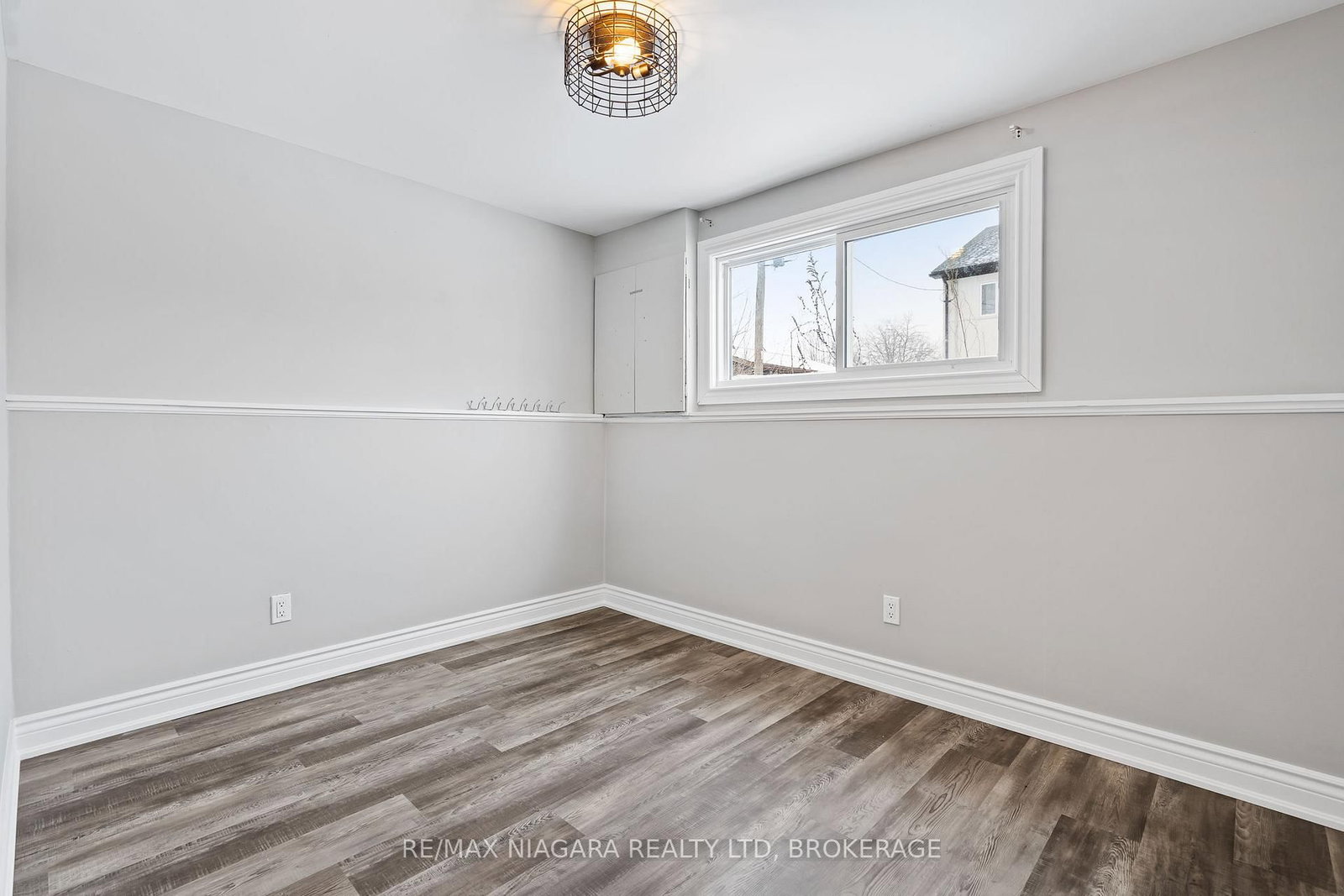 Detached House for sale at 26 Colonial Street, Welland, Ontario, L3C 5W5 - N. Welland - MLS: X12971524