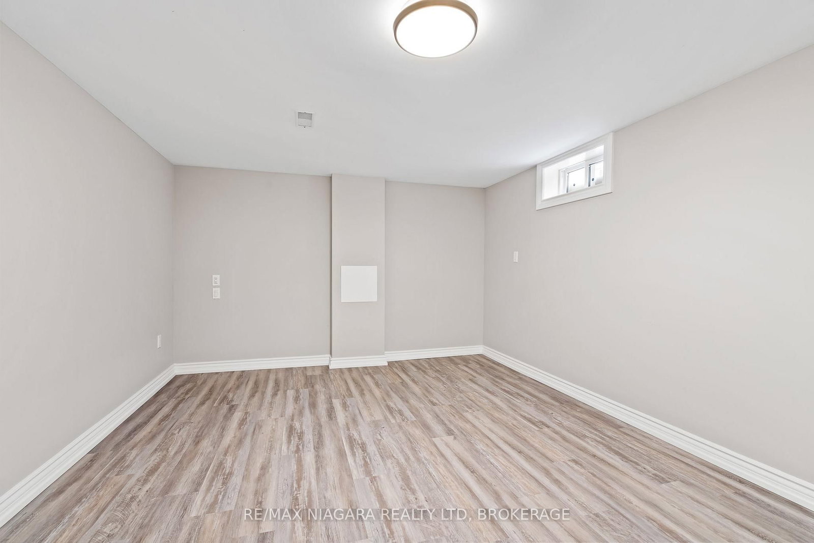 Detached House for sale at 26 Colonial Street, Welland, Ontario, L3C 5W5 - N. Welland - MLS: X12971524