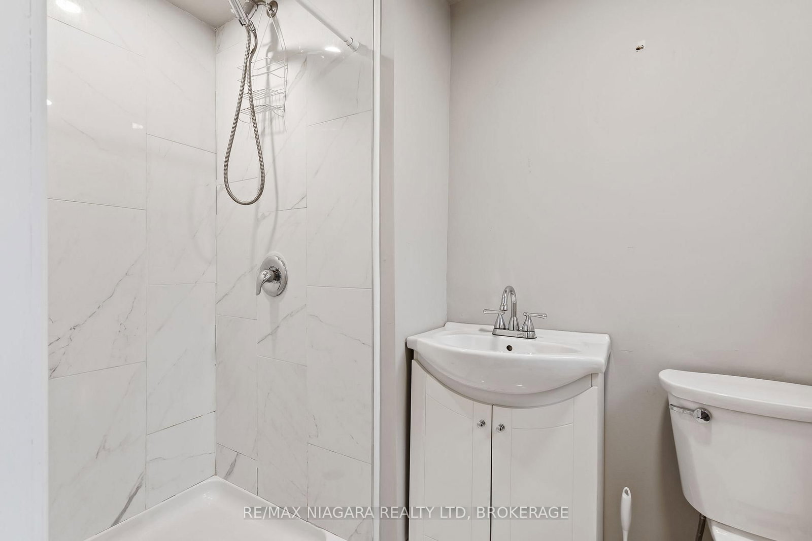 Detached House for sale at 26 Colonial Street, Welland, Ontario, L3C 5W5 - N. Welland - MLS: X12971524