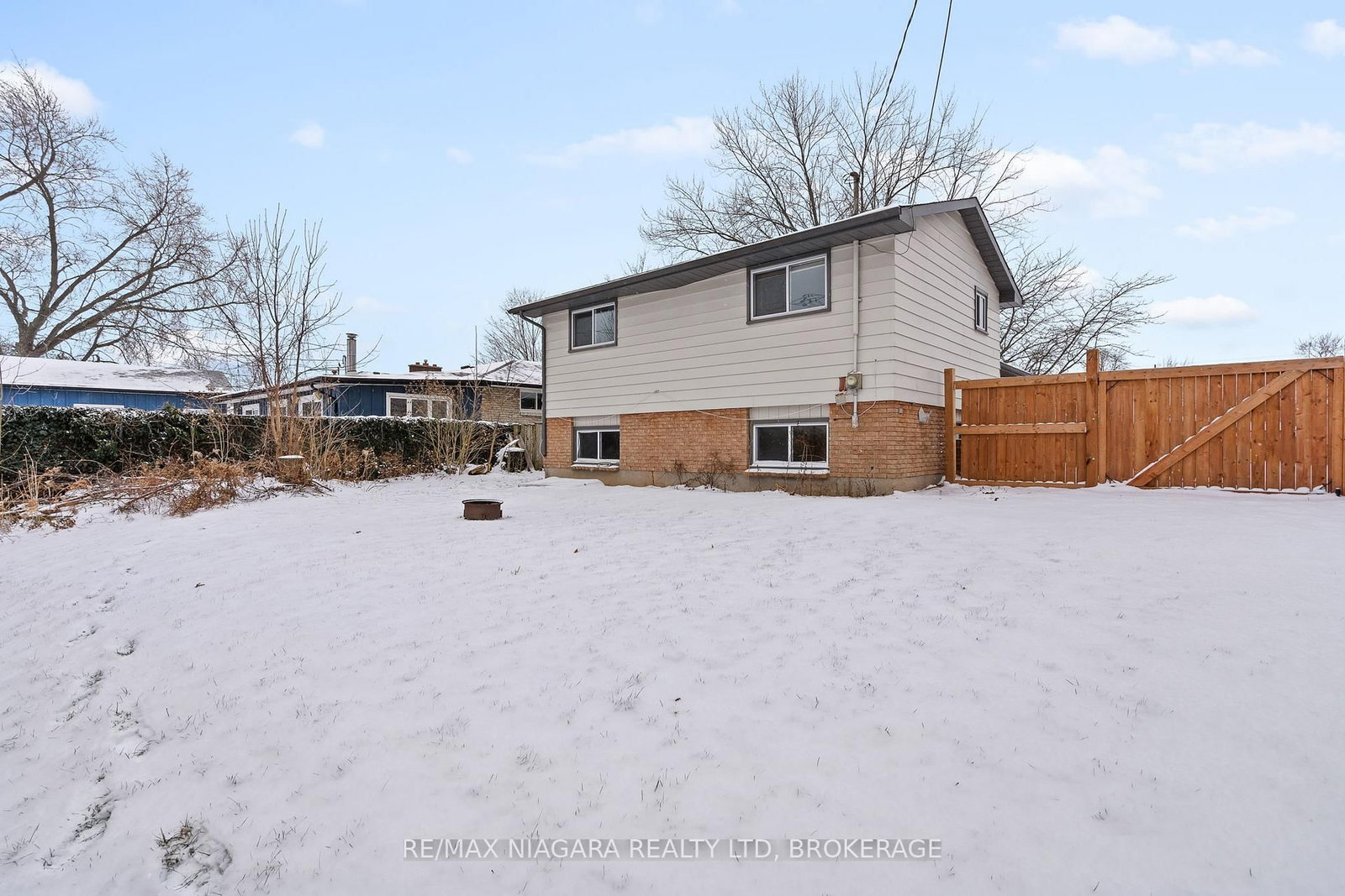 Detached House for sale at 26 Colonial Street, Welland, Ontario, L3C 5W5 - N. Welland - MLS: X12971524