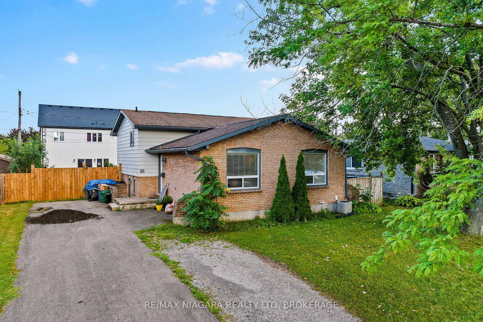 Detached House for sale at 26 Colonial Street, Welland, Ontario, L3C 5W5 - N. Welland - MLS: X12971524