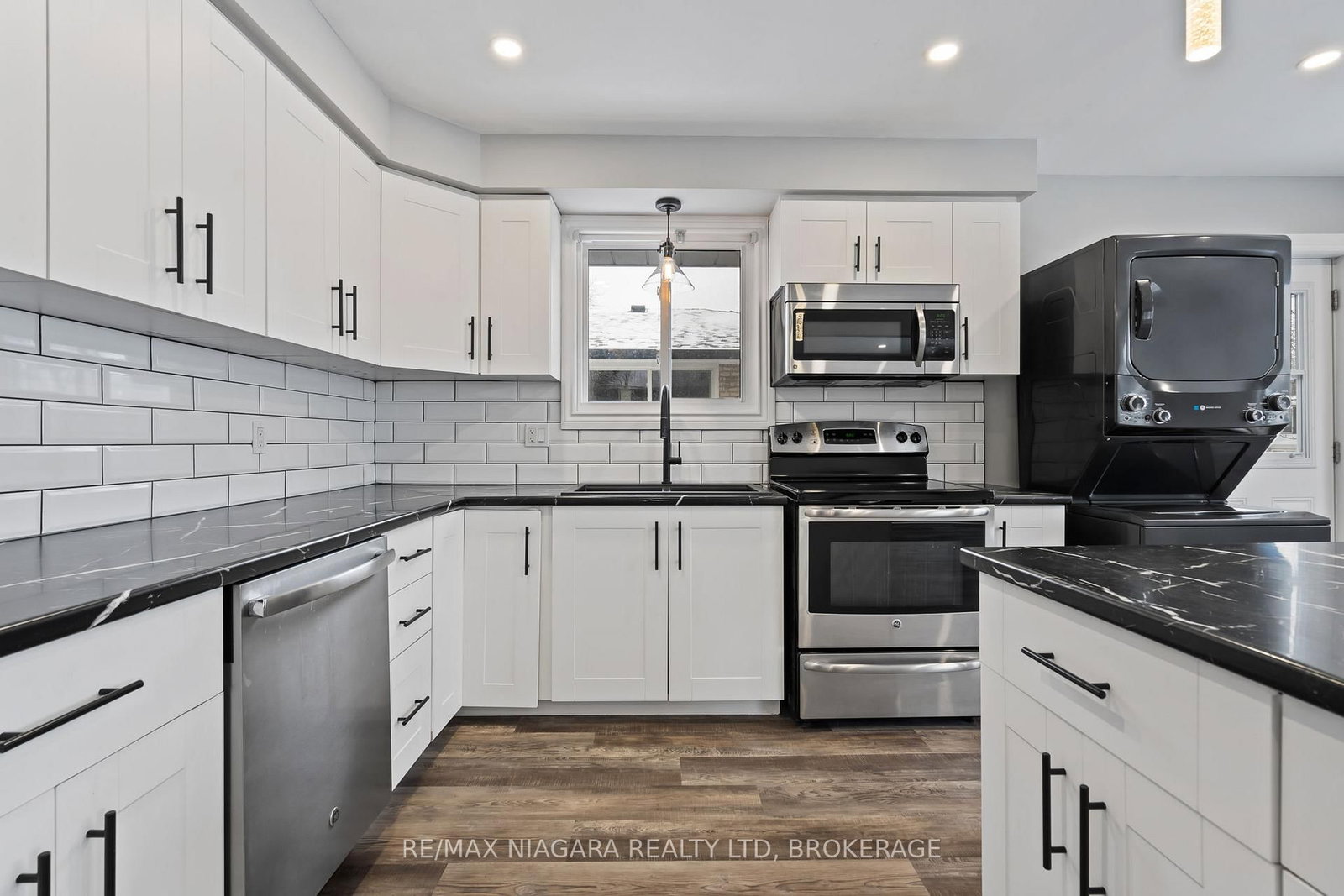 Detached House for sale at 26 Colonial Street, Welland, Ontario, L3C 5W5 - N. Welland - MLS: X12971524