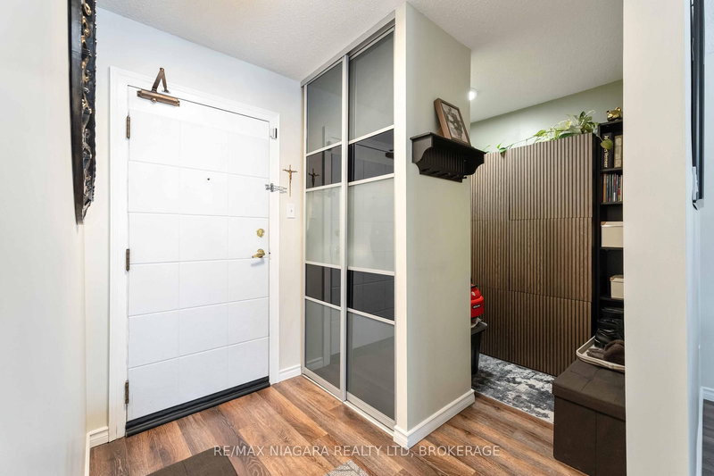 210 - 5100 Dorchester Rd, Niagara Falls, L2E 7H4 | Image 2