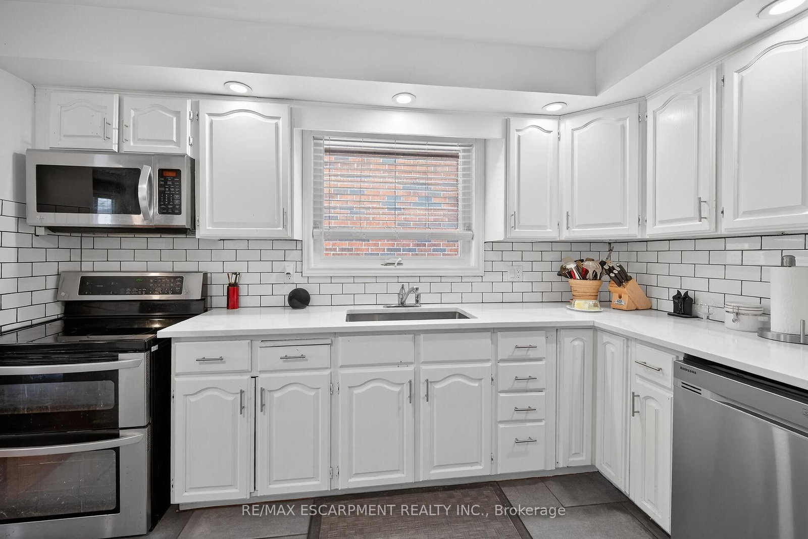 Detached House for sale at 80 First Road, Hamilton, Ontario, L8J 2S9 - Stoney Creek Mountain - MLS: X12972058