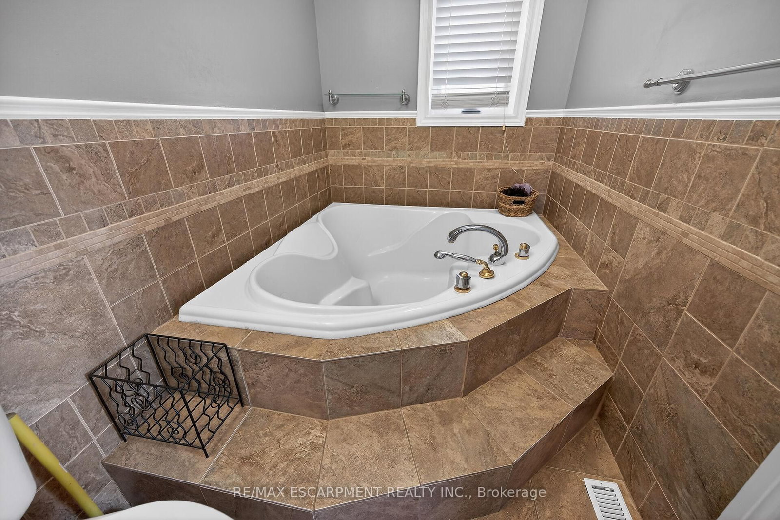 Detached House for sale at 80 First Road, Hamilton, Ontario, L8J 2S9 - Stoney Creek Mountain - MLS: X12972058